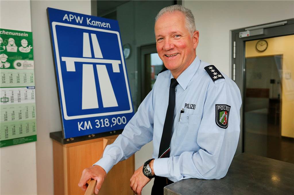Mercedes statt BMW: Autobahnpolizei sattelt vom Kombi auf den Kleinbus um Manfred Blunk, Erster Polizeihauptkommissar und Stellvertretender Leiter der Autobahnpolizeiwache, erhält eine neue Fahrzeugflotte.