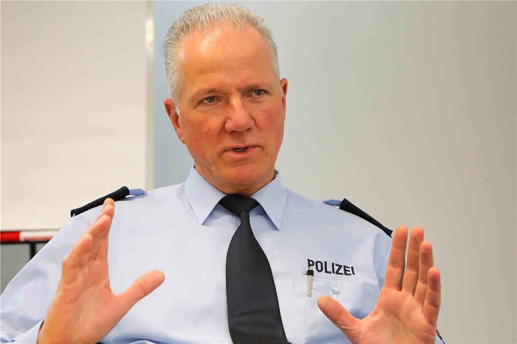 Bedroht, bestohlen oder Bankkarte weg? Die Autobahnpolizei hilft: „Auch dafür sind wir da!“ Manfred Blunk leitet die Autobahnpolizei Kamen seit sechs Jahren. Ihm ist wichtig, zu kommunizieren, dass die Beamten nicht nur für Fälle auf der Autobahn zuständig sind. „Wo Polizei drauf steht, da ist auch Polizei drin“, sagt er deutlich.
