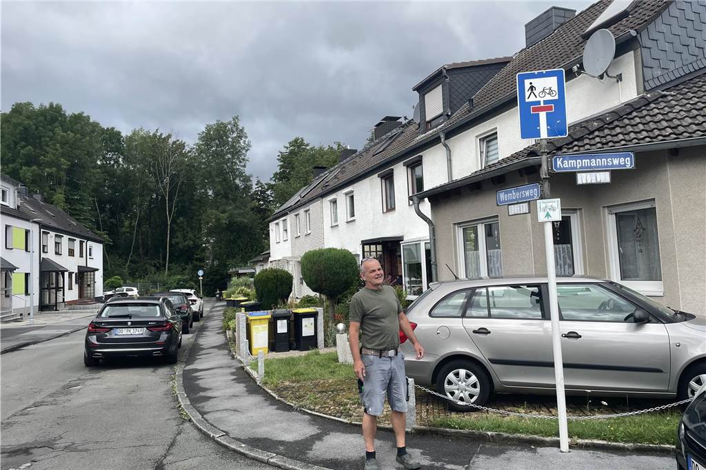 Ärger mit der EDG: Ehepaar in Kley klagt gegen die Stadt Manfred Buxel und seine Frau möchten die Restmülltonne selbst zum Anfang der Sackgasse bringen. Sie sagen, die EDG habe noch keinen konkreten Sammelplatz benannt.
