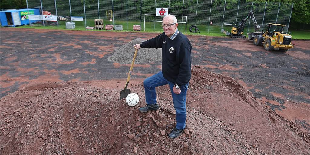 SuS Pöppinghausen baut die alte Asche um: Hier baggert die Stadt für 150.000 Euro Manfred Goerke, Urgestein des SuS Pöppinghausen, kümmert sich seit Jahrzehnten in unzähligen Stunden um den Ascheplatz an der Wewelingstraße. Derzeit ist er „arbeitslos“, weil die Anlage von einer Firma renoviert wird. Goerke schaut sich daher von oben das Geschehen an.