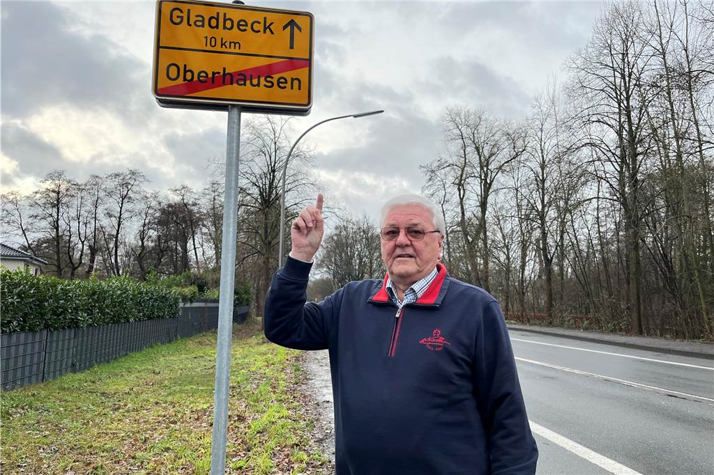 Falsche Ortstafel verfrachtet Dorsten nach Oberhausen Manfred Herlfterkamp zeigt auf das Ortsausgangsschild, laut dem man nicht Dorsten, sondern Oberhausen verlässt.