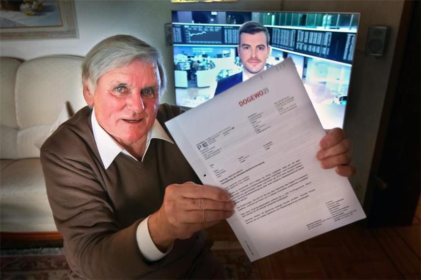 Kabel-TV: Alt-Mieter müssen nicht doppelt zahlen Manfred Höke (81) mit seinem Dogewo-Mietvertrag vor seinem Fernseher. Er hatte sich zuerst über die doppelte Gebühr gewehrt.