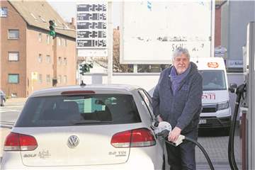 Manfred Huckschlag tankt seinen Golf Diesel bei der Stoll-Tankstelle an der Castroper Straße. Da kostet der Liter gerade 2,239 Euro.