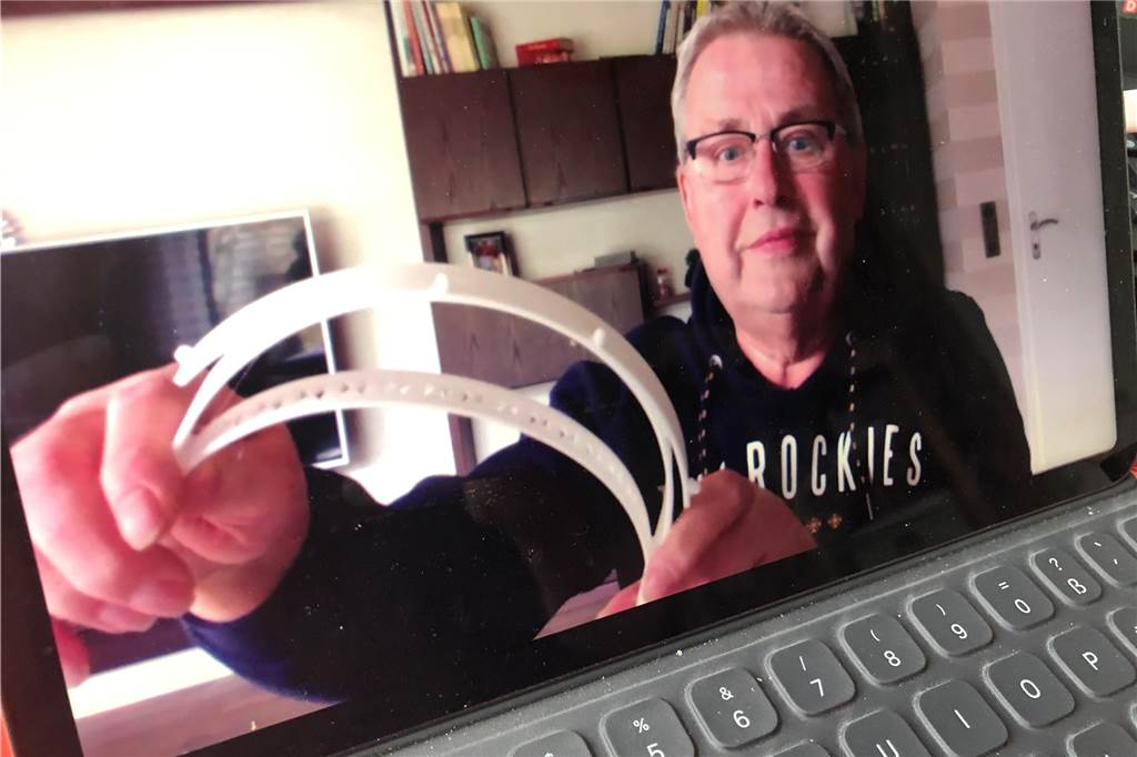 Manfred Kass aus Oeding mit einem der Teile aus dem 3D-Drucker. Er beteiligt sich an einem bundesweiten Projekt zur Produktion von Schutzmasken gegen das Coronavirus.