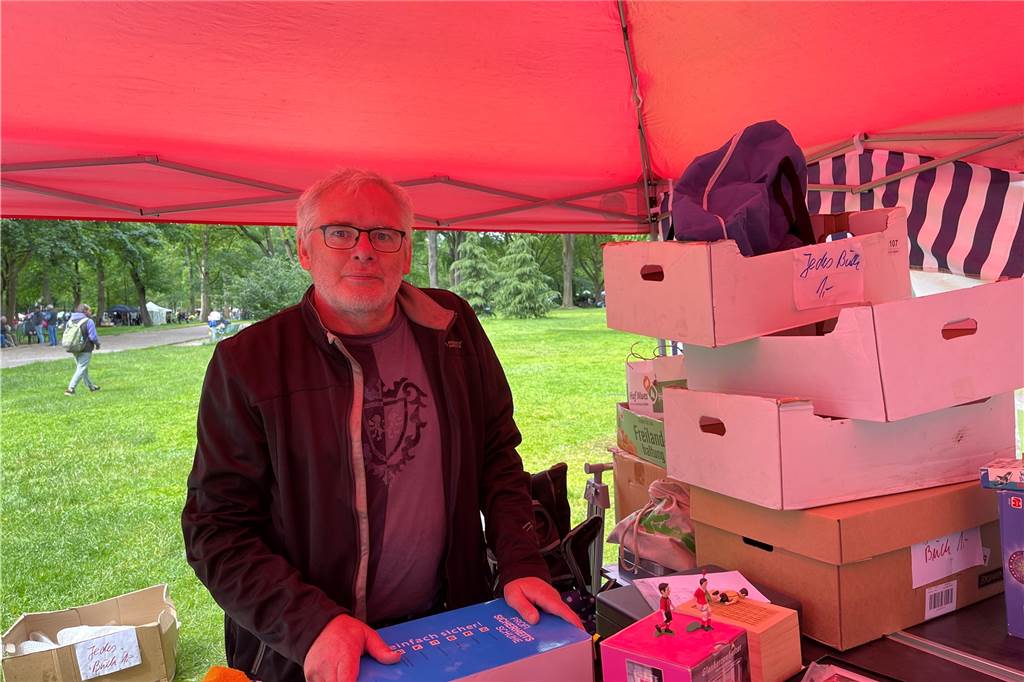 Trödel im Westpark: „Die Leute haben Nachholbedarf“ Manfred Meiners aus Dortmund bezeichnet sich selbst als "Trödel-Stammkunde" im Westpark.