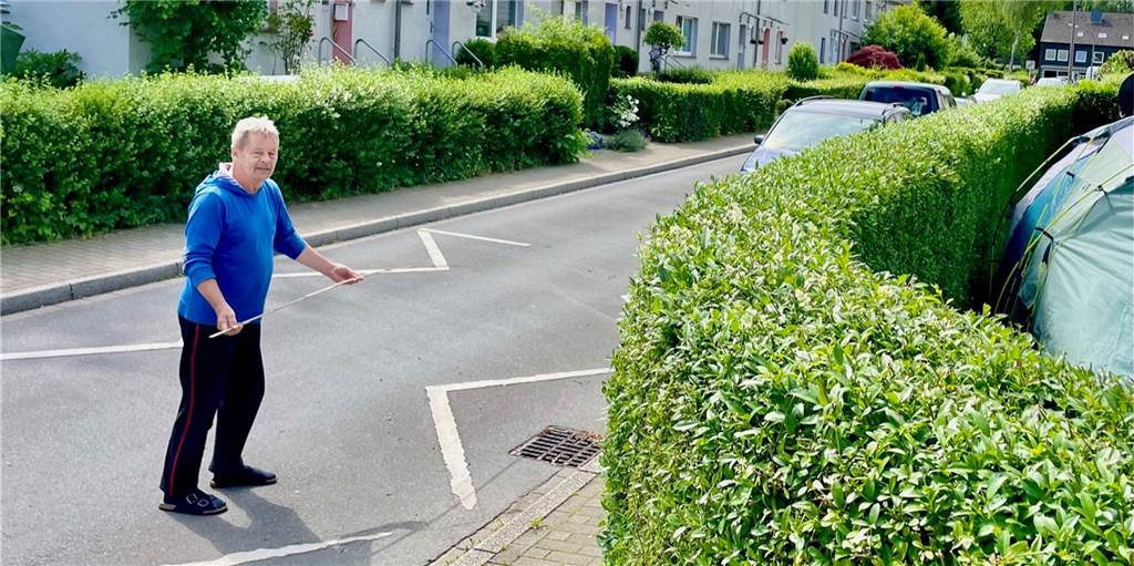 „Wir werden uns gegen die Knöllchen wehren“ – wieder hat es eine Straße erwischt Manfred Mühlfried zeigt die skurrilen Straßenmarkierungen: Nachgemessen sind die über zehn Meter lang.