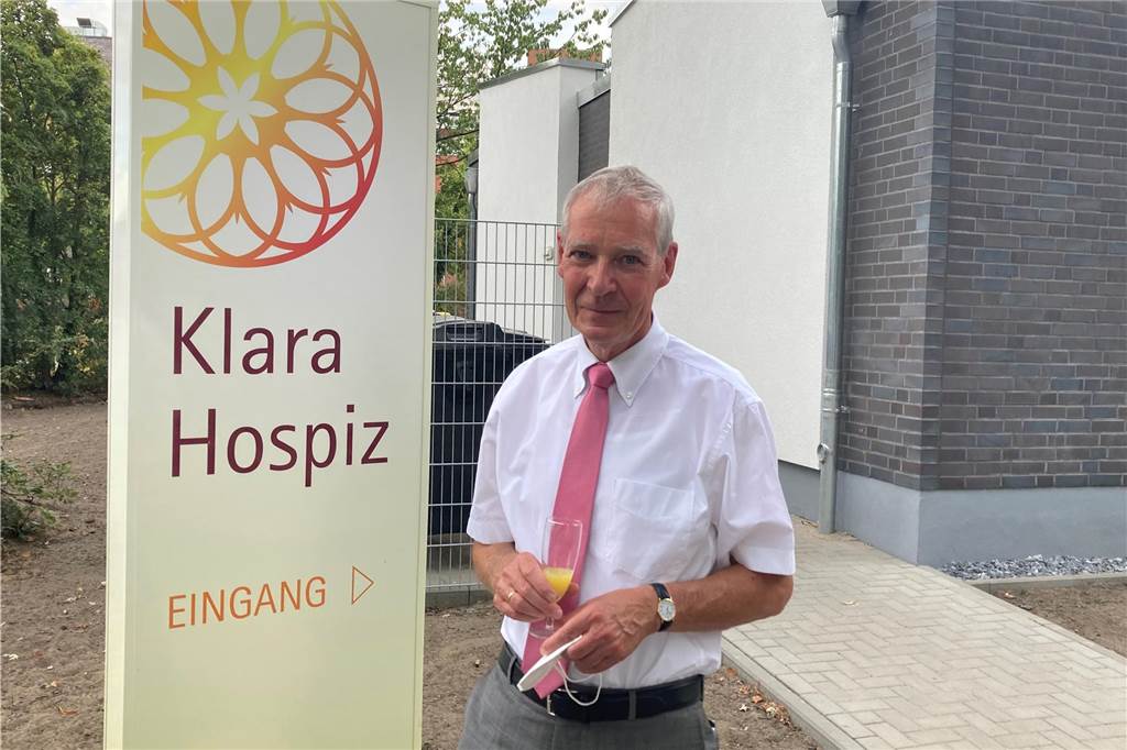 Ein Jahr Klara Hospiz: Das letzte Zuhause für sterbende Menschen Manfred Rosenberg steht an der Einfahrt zum Klara Hospiz. Er war fünf Jahre lang ehrenamtlicher Geschäftsführer der Klara Hospiz gGmbH.