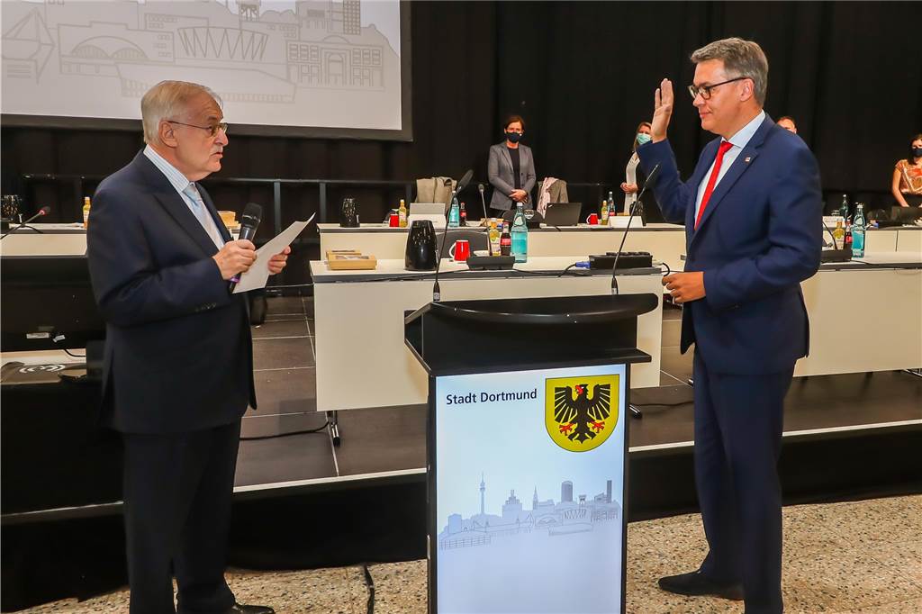 Der erste Machtpoker zwischen SPD und Grünen ist entschieden Manfred Sauer, als Lebensältester im Rat, vereidigt Thomas Westphal als neuen Oberbürgermeister von Dortmund.