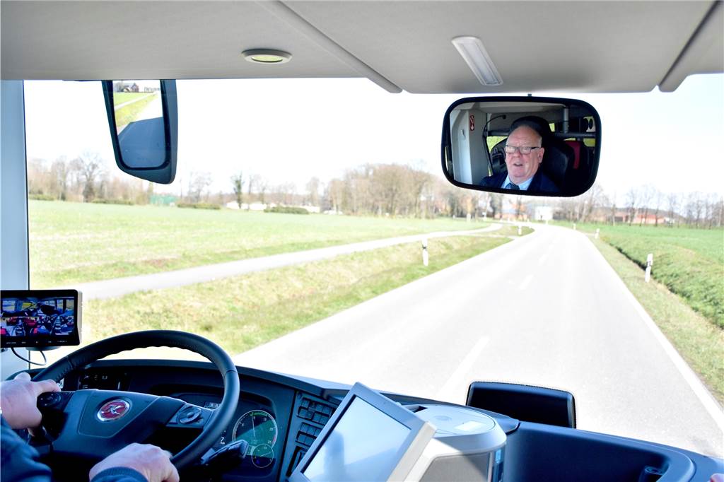 Nahverkehr trotz Coronavirus: Die Busfahrer machen das Beste daraus Manfred Schlichte lenkt seit über 17 Jahren Busse quer durch Deutschland. So freie Straßen wie im Moment sind auch für ihn neu.
