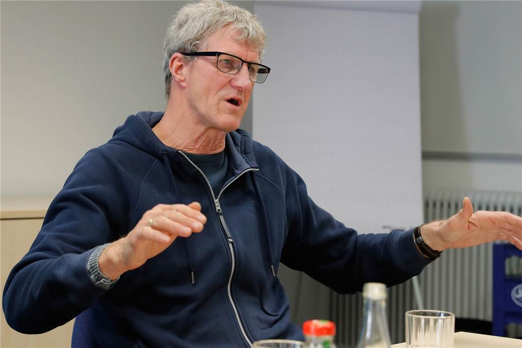 Kreis zieht Punkte wegen fehlendem Passfoto ab – Trainer poltert gegen Verein und wird gehen Manfred Schulze ist Sportlicher Leiter beim TuS Rahm.
