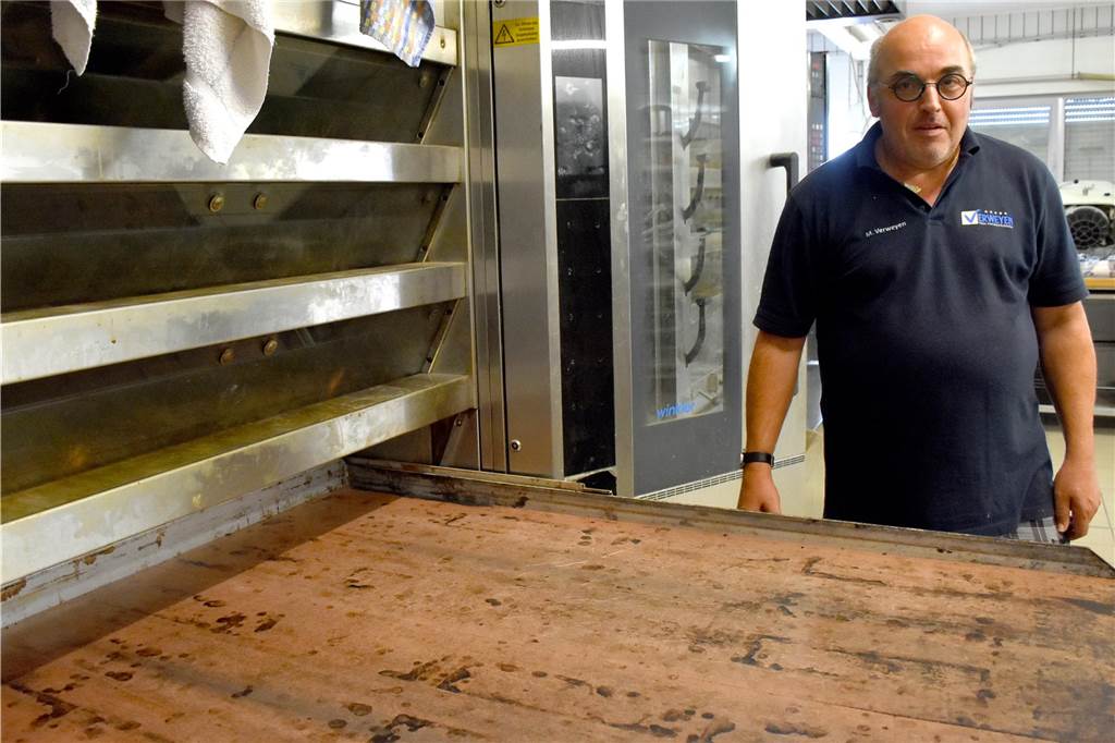 „Das wird ganz schön eng“: Bäckerei-Konkurrenz an der Fuistingstraße Manfred Verweyen in seiner Backstube in Ahaus