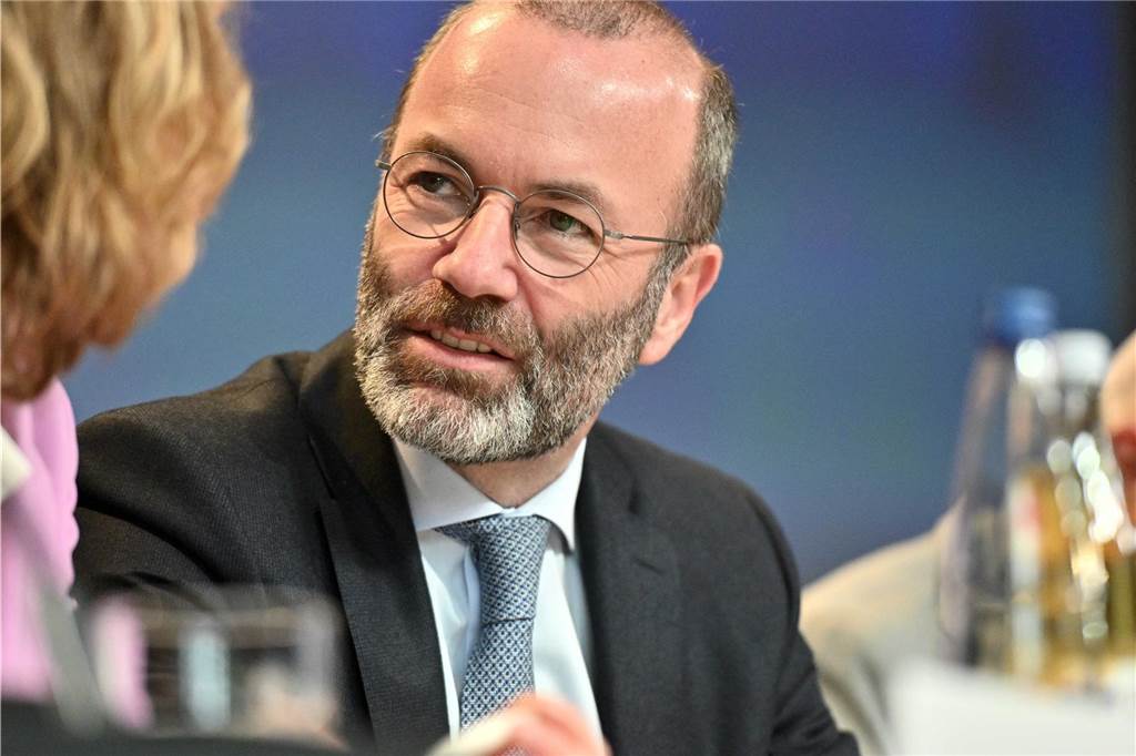 Manfred Weber, Vorsitzender der Europäischen Volkspartei, sitzt in der Filderhalle.