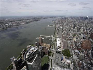 Manhattan von oben: Fast 14 Jahre nach der Zerstörung des World Trade Centers hat New York in 382 Metern Höhe wieder eine einzigartige Aussichtsplattform. Foto: Jason Szenes