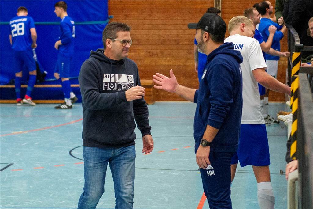 „Mich hat gefreut, dass er wieder dabei war“: Die Trainer-Fazits zur Hallen-Stadtmeisterschaft Mani Mulai (r.), hier mit ETuS-Co-Trainer Thomas Linden, und BW Lavesum schafften es zwar nicht ins Halbfinale, waren aber dennoch eine der Überraschungen der Hallenfußball-Stadtmeisterschaft.