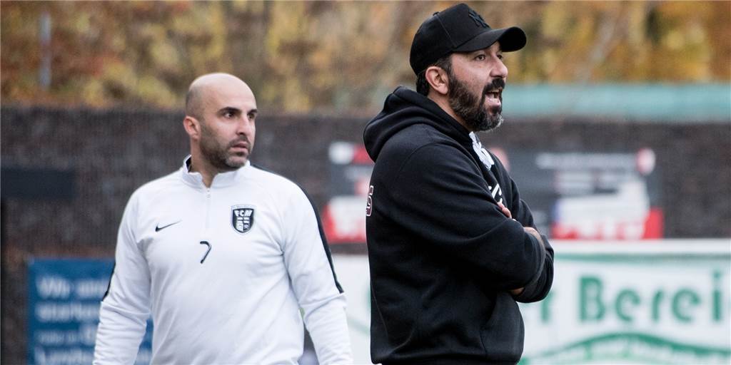 Lippramsdorfer wechselt zum FC Marl - der Ersatz ist schon verpflichtet Mani Mulai (r.), Trainer des FC Marl, kann sich über eine weitere Verstärkung freuen. Ein Spieler des SV Lippramsdorf kommt im Sommer.
