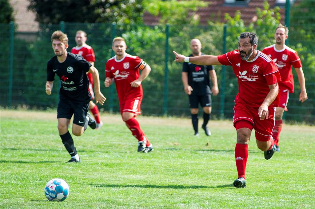 Mani Mulai kehrt auf die Trainerbank zurück: Ex-Coach des FC Marl übernimmt B-Ligist BW Lavesum Mani Mulai war beim SV Hullern direkt ein Führungsspieler, hat im Sommer aber mit dem Fußballspielen aufgehört und wird von nun an BW Lavesum trainieren.