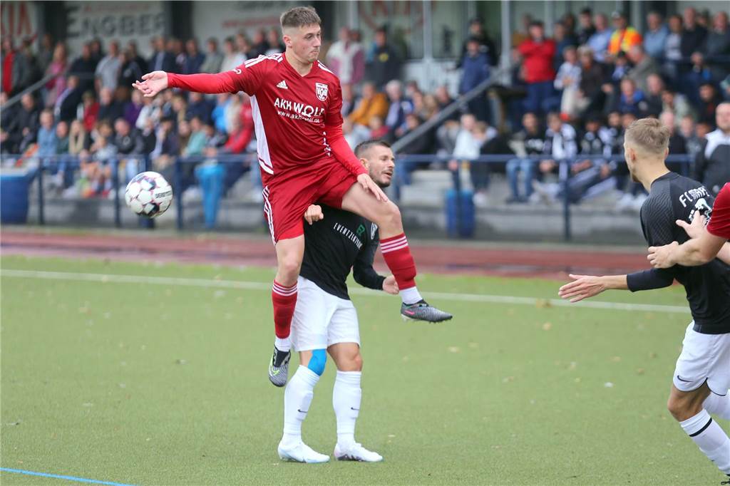 2:0-Wertung - VfB Hüls verliert Pokalsieg beim FC Marl Yannick Kayma (rotes Trikot) setzte gegen den FC Marl entscheidende Akzente.