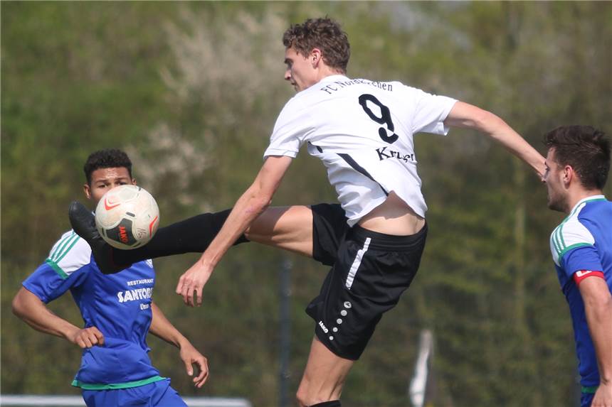 Daniel Krüger trifft beim 6:1-Sieg gegen den TuS Hannibal vierfach Mann des Spiels: Daniel Krüger (M.) erzielte beim 6:1-Sieg seiner Nordkirchener die ersten vier Treffer.