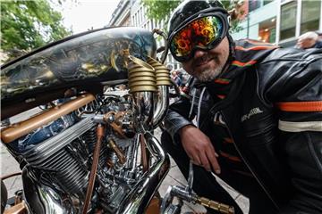 Mann und Maschine. Foto: Markus Scholz