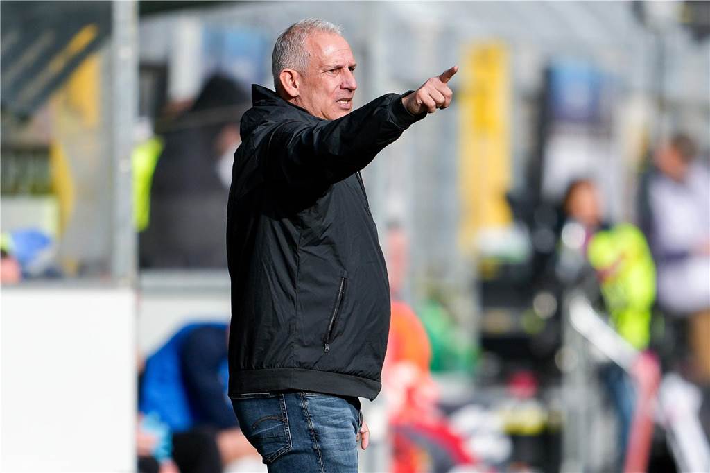 BVB-U23 trifft auf Mannheim: Zimmermann muss umstellen – Diskussionen um Austragungsort Mannheim-Trainer Christian Neidhart gibt Anweisungen.