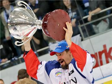 Mannheims Jochen Hecht bejubelt mit dem Pokal die Deutsche Meisterschaft. Foto: Daniel Karmann