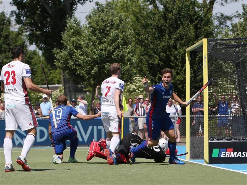 UHC-Damen und MHC-Herren sichern sich die Feldhockey-Titel Mannheims Tim Hase (r) erzielt das 3:1 gegen Rot-Weiss Köln. Foto: Michael Deines