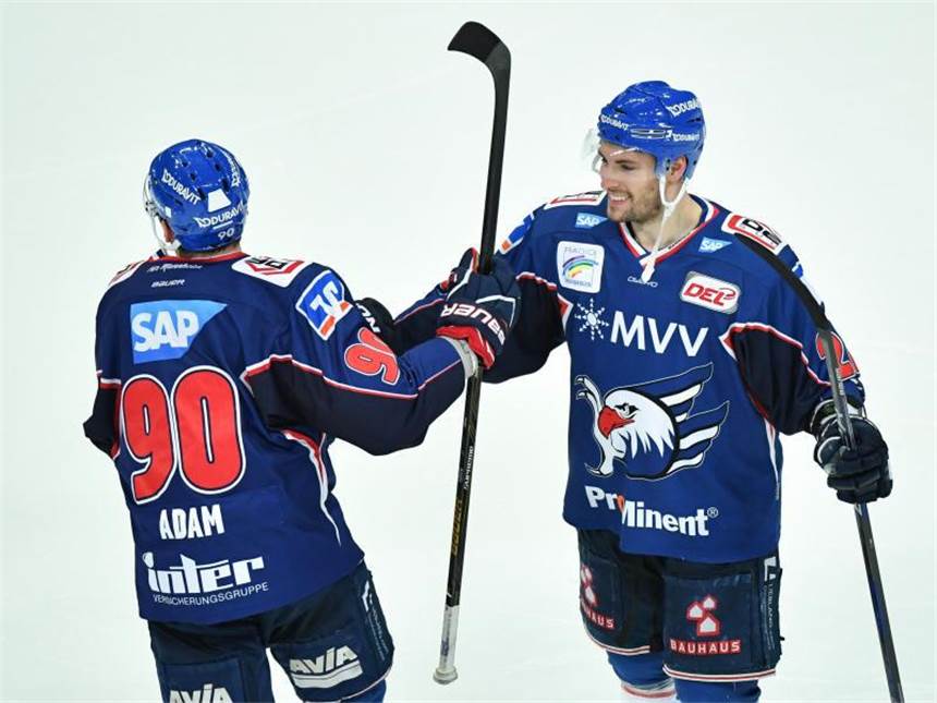 Mannheim legt im Viertelfinal-Duell mit Berlin erneut vor Mannheims Torschütze Luke Adam (l) und Matthias Plachta auf dem Eis. Foto: Uwe Anspach