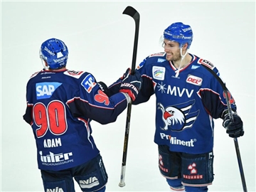 Mannheims Torschütze Luke Adam (l) und Matthias Plachta auf dem Eis. Foto: Uwe Anspach