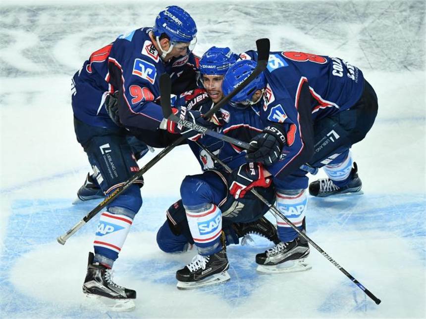 DEL-Playoffs: Auftaktsiege für Köln, Mannheim und München Mannheims Torschütze Matthias Plachta (M) jubelt mit Luke Adam (l) und Carlo Colaiacovo über einen weiteren Treffer gegen die Eisbären Berlin. Foto: Uwe Anspach