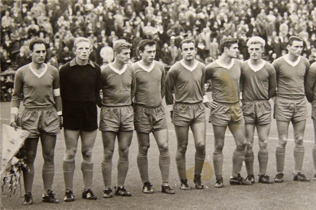Der erste deutsche NFL-Star: Die Geschichte von Horst Mühlmann Mannschaftsfoto des FC Schalke, Jahr unbekannt. Horst Mühlmann (2.v.l.) ist am Torwarttrikot gut zu erkennen.