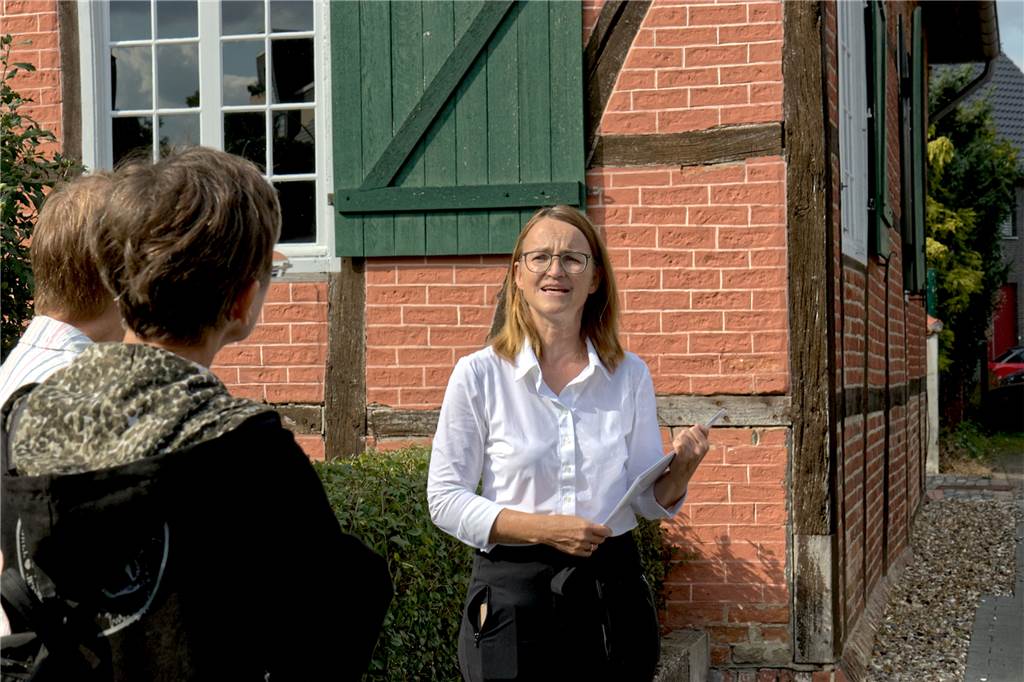 Manon Pirags führte die Teilnehmer an der Alten Synagoge Bork.
