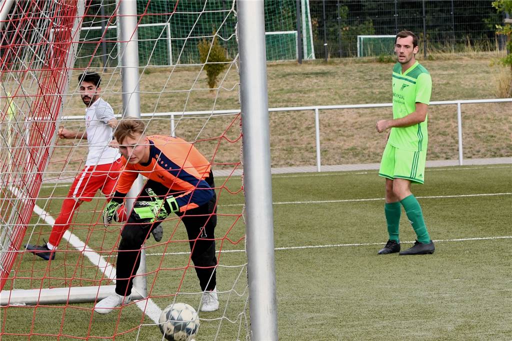 Spiel gedreht: SV Bausenhagen bejubelt bei RW Unna den Siegtreffer in der 90. Minute Mansour Yousofi (l.) hatte RW Unna mit einem Innenpfosten-Tor noch in Führung geschossen.