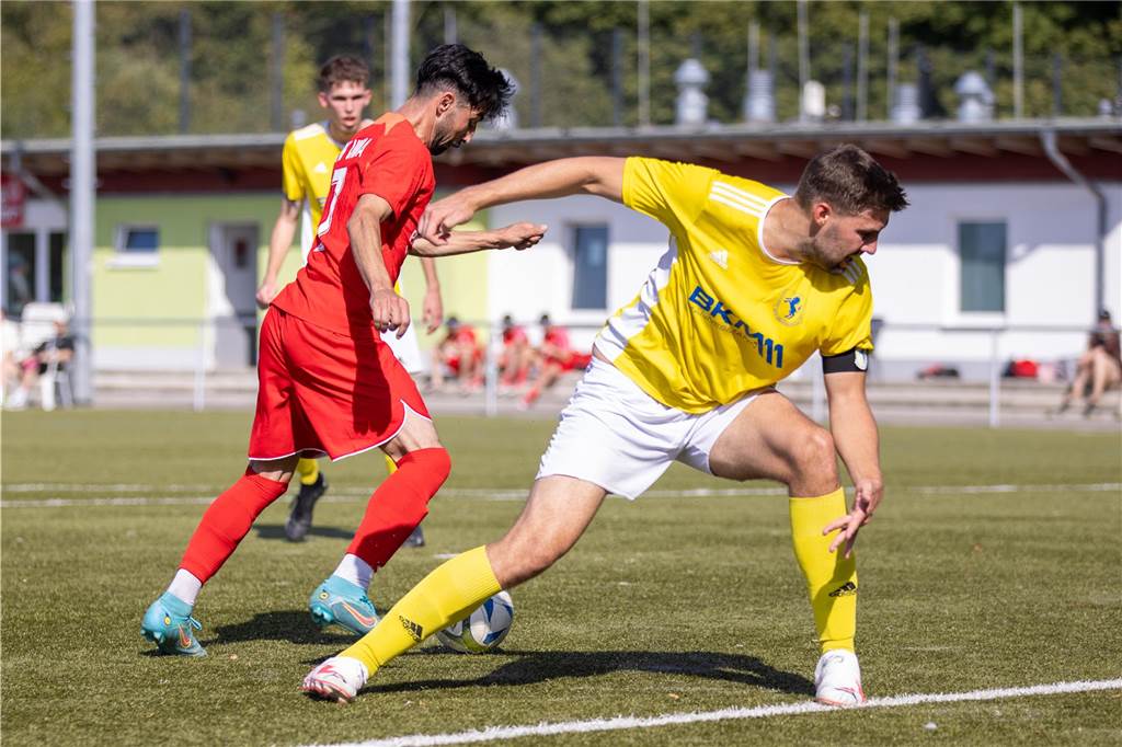 Saisonstart der Unnaer Fußballteams mit Schulnote: Bei 3 Teams ist die Versetzung gefährdet Mansour Yousofi (l.) spielte die Heerener Abwehr am Sonntag schwindelig. Er markierte vier Treffer.