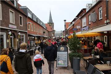 Mantelsonntag in Ahaus - da waren die Straßen immer voll. Für verkaufsoffene Sonntage muss es nun Anlässe geben, und die Corona-Regelungen müssen eingehalten werden. In einigen Städten werden Veranstaltungen mit offenen Geschäften geplant.