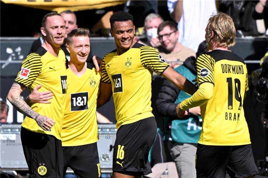 BVB-Zeugnis: Akanji gegen Wolfsburg ohne Schwächen - auf Kobel ist Verlass Manuel Akanji (2.v.r.) erzielte gegen Wolfsburg seinen ersten BVB-Saisontreffer.