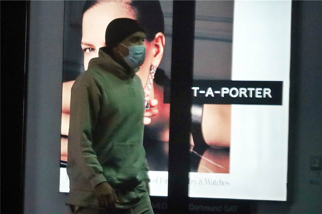 Manuel Akanji kehrte am Sonntagabend per Chartermaschine aus der Schweiz zurück nach Dortmund. Nach seiner Knie-Operation muss der BVB-Innenverteidiger noch kürzer treten.
