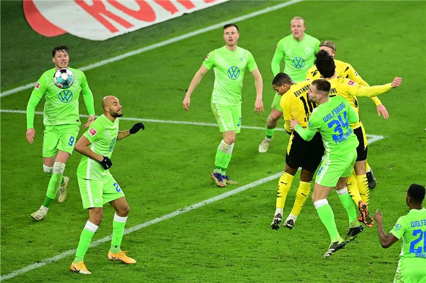 Zwei Wackelkandidaten treffen: BVB nach 2:0 gegen Wolfsburg wieder Vierter Manuel Akanji (M.) springt am höchsten und köpft zur BVB-Führung ein.