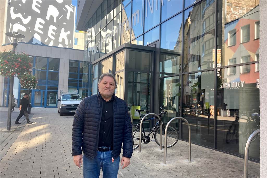 Verändert das Konzerthaus die Brückstraße? Anwohnerin: „Chance verpasst“ Manuel Alonso ist mit seinem alteingesessenen Leihhaus Nachbar des Orchesterzentrums an der Brückstraße - und großer Fan des Konzerthauses.