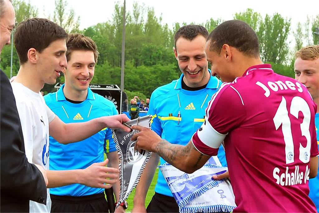 Als der TuS Haltern den FC Schalke schockte: „Entweder bist du der Depp oder der geht rein“ Manuel Andrick (l.) führte den TuS Haltern am See als Kapitän auf den Platz.