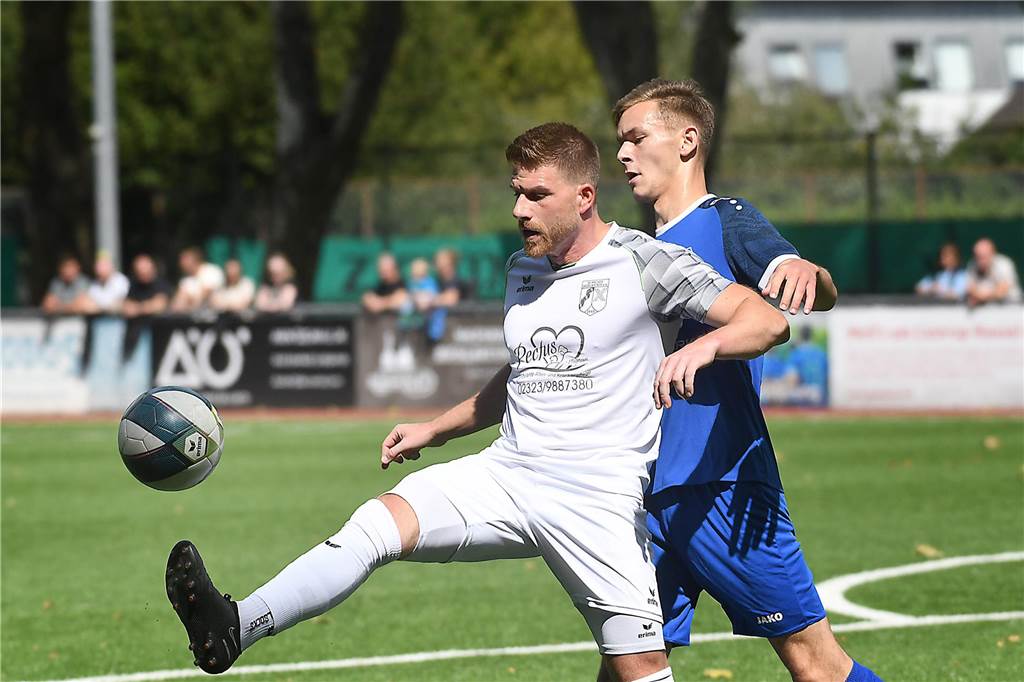 Manuel Backes (hier im Duell gegen den FC Frohlinde) wird das weiße Trikot der Wacker-Reserve länger nicht tragen können.