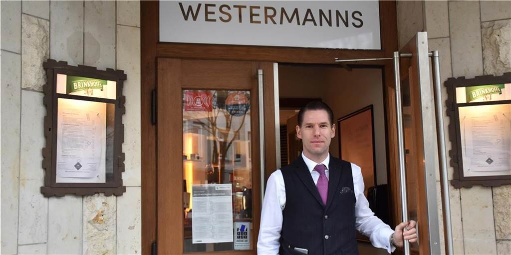 Restaurant zwischen Lünen und Dortmund schaltet Beleuchtung ab Ein Mann steht vor einer geöffneten Tür.