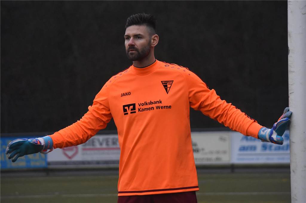 Spieler des Werner SC attackiert Kurtulus Öztürk verbal Manuel Linke stützt sich am Pfosten ab.