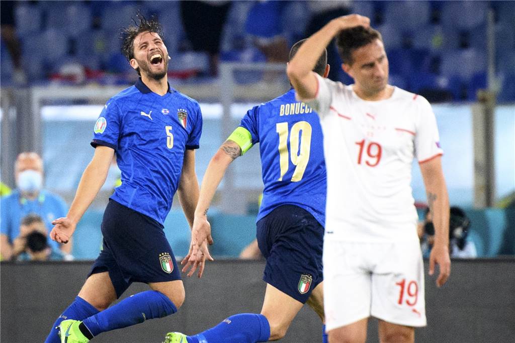 BVB-Innenverteidiger Akanji: Friseur-Ärger und drohendes EM-Aus Manuel Locatelli (l.) schoss Italien mit einem Doppelpack zum Sieg gegen die Schweiz.