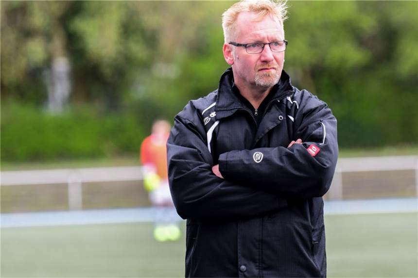 Was für ein Spiel: Nettes Trainer springt in eine Zeitkapsel - Der Dorstfelder SC eskaliert Manuel Lorenz erlebte einen schwarzen Tag mit DJK Nette.