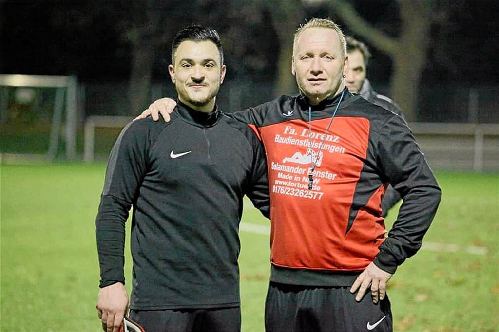 Der Tag der Trainerwechsel: Jetzt tauscht auch schon der FC Roj seinen Coach aus Manuel Lorenz (r.) ist wieder Trainer beim FC Roj.