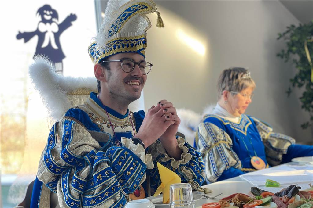 Prinz Sascha und Prinzessin Manuela führen durch die Session Prinz Manuel Mazucco sitzt beim Prinzenfrühstück in Nordkirchen am Tisch und hält eine Rede.