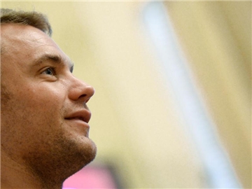 Manuel Neuer absolviert nach seinem Mittelfußbruch Muskelaufbau- und Stabilisationsübungen. Foto: Andreas Gebert