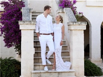 Manuel Neuer und seine Frau Nina im italienischen Monopoli. Foto: Pia Clodi/peachesandmint.com