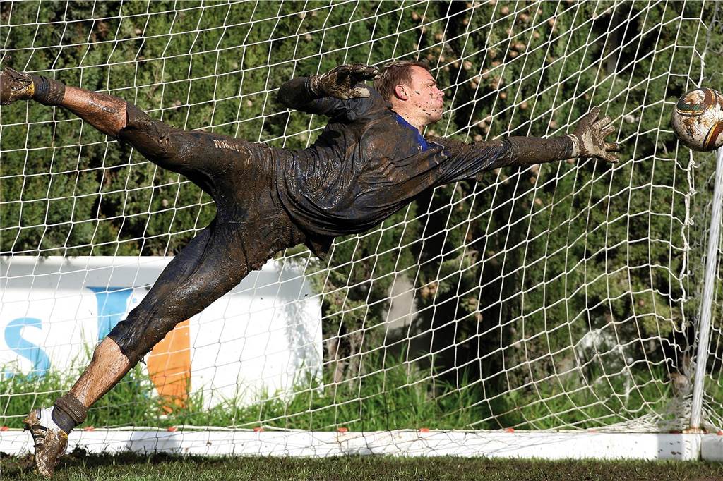 Schalke 04 als Vorbild: Bewegende Szenen des Ruhrgebietsfußballs Manuel Neuer