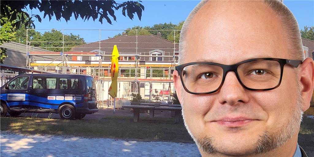 Lehrschwimmbecken noch teurer: Manuel Schmidt erwartet bessere Planung Manuel Schmidt, im Hintergrund der Anbau am Schermbecker Hallenbad